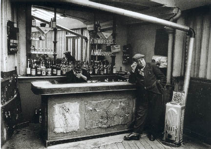 Chez Victor, bistrot guinguette, impasse Compans à Belleville, Paris, 1955